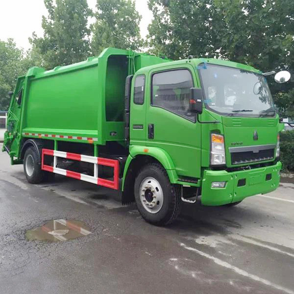 中国重汽豪沃 4×2 型六轮低价环卫压缩式垃圾车