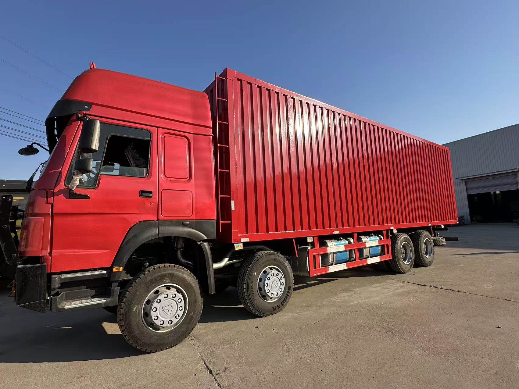 中国重汽371马力8✖️4厢式载货车