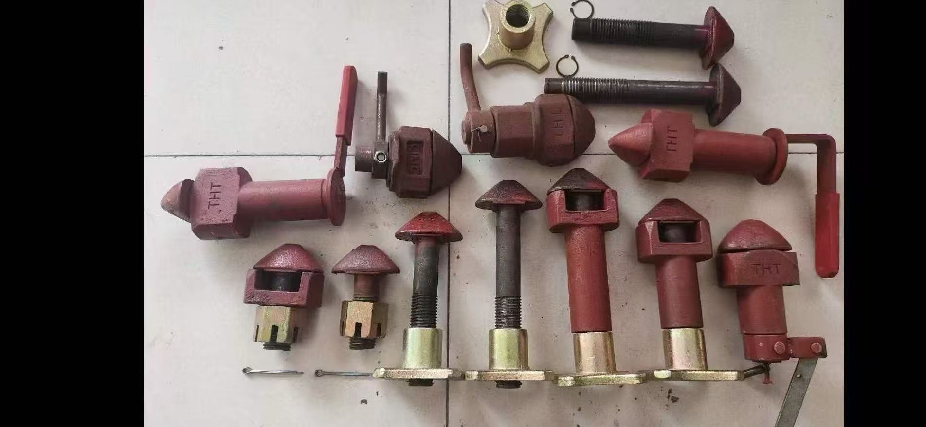 集装箱挂车的骨架转锁