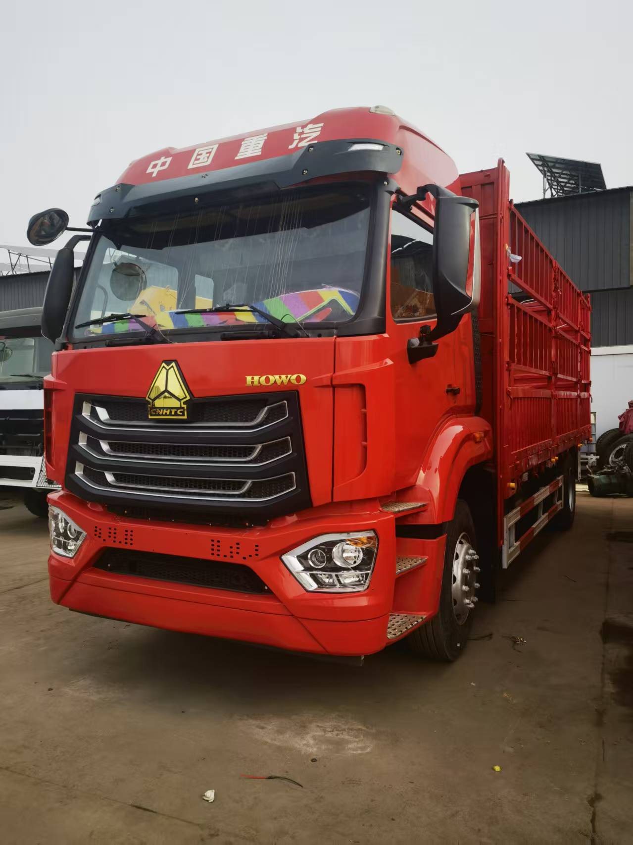 中国重汽豪沃仓栅式载货车